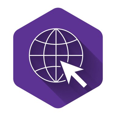 Beyaz Go Web simgesi uzun gölgesi ile izole edildi. Küre ve imleç. Resimli web sitesi. Dünya çapındaki web sembolü. Mor altıgen düğmesi. Vektör İllüstrasyonu
