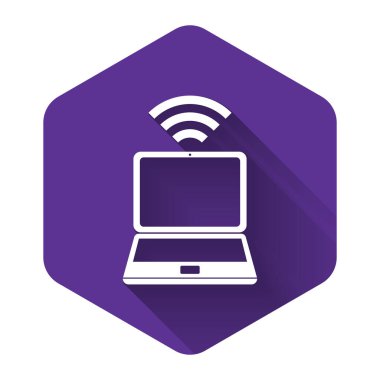 Beyaz dizüstü bilgisayar ve ücretsiz kablosuz bağlantı ikonu uzun gölgeli izole edildi. Kablosuz teknoloji, kablosuz bağlantı, kablosuz ağ. Mor altıgen düğmesi. Vektör İllüstrasyonu