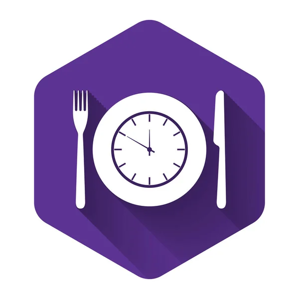 시계, 포크, 칼 모양의 아이콘 이 있는 하얀색 접시는 긴 그림자와 함께 분리되어 있었다. 점심 시간. 먹고, 영양을 섭취하고, 식사 시간 과 식사를 하는 개념입니다. 보라색 헥사곤 버튼. 벡터 일러스트 — 스톡 벡터