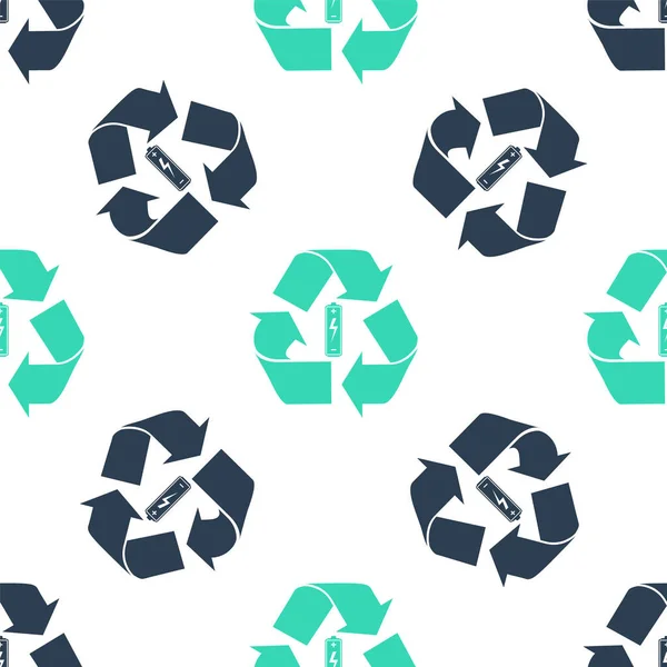 Grönt batteri med ikonen återvinningssymbol isolerad sömlös mönster på vit bakgrund. Batteri med återvinningssymbol - förnybar energi koncept. Vektor — Stock vektor