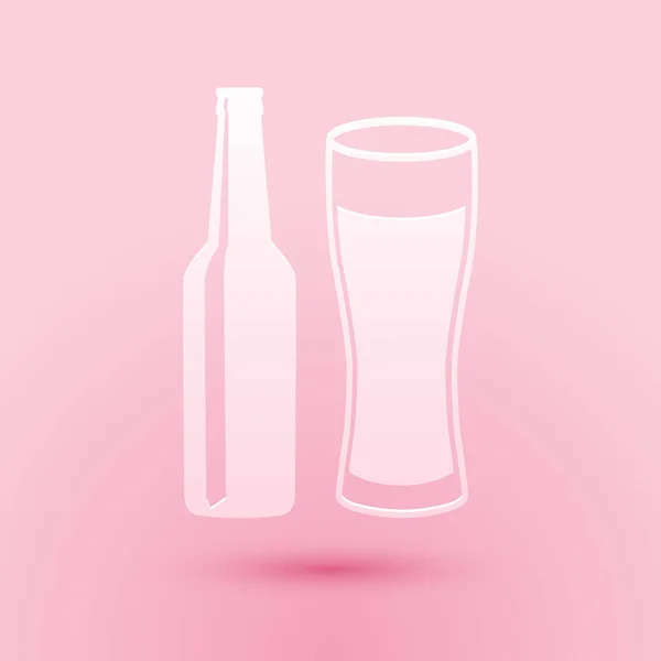 Papiergeschnittene Bierflasche und Glassymbol isoliert auf rosa Hintergrund. Symbol für Alkoholkonsum. Papierkunst. Vektor — Stockvektor