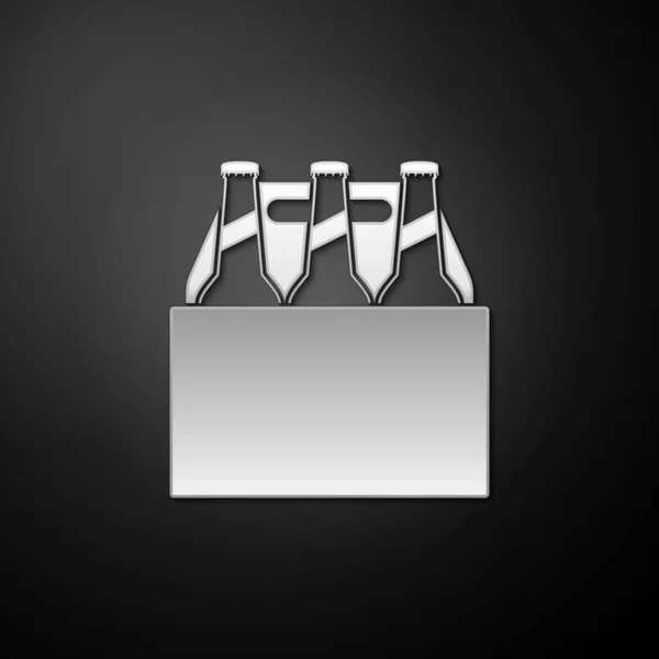 Silver Pack de bouteilles de bière icône isolée sur fond noir. Panneau de caisse de bière Case. Style ombre longue. Vecteur — Image vectorielle