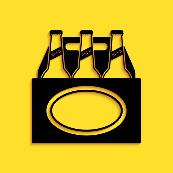 黄色の背景に隔離されたビールボトルのアイコンのブラックパック。ビール箱の看板を作成します。長い影のスタイル。ベクトル — ストックベクタ