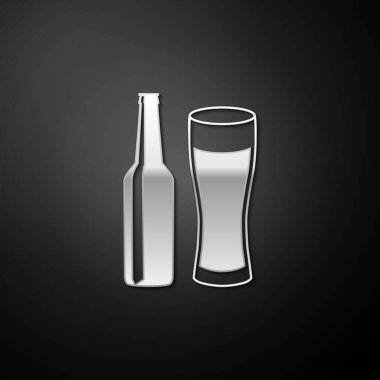 Siyah arka planda izole edilmiş gümüş bira şişesi ve cam ikon. Alkol içeceği sembolü. Uzun gölge tarzı. Vektör
