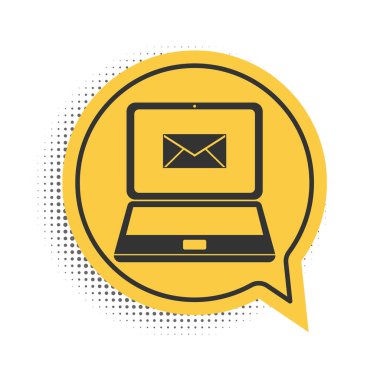 Beyaz arkaplanda siyah dizüstü bilgisayar ve açık e- posta simgesi izole edildi. E-posta pazarlama, internet reklamcılığı kavramları. Sarı konuşma balonu sembolü. Vektör