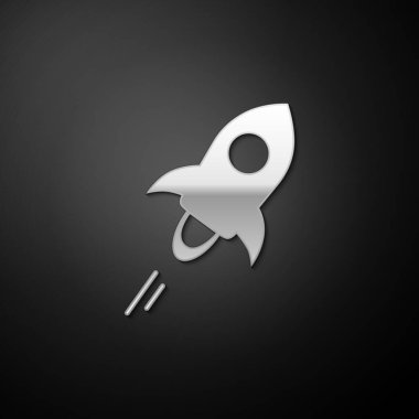Siyah zemin üzerinde izole edilmiş gümüş kripto para Stellar XLM simgesi. Dijital para birimi. Altcoin sembolü. Engelleme zinciri tabanlı şifreli para birimi. Uzun gölge tarzı. Vektör