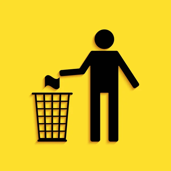 Homem negro jogando lixo no ícone bin poeira isolado no fundo amarelo. Reciclar símbolo. Estilo de sombra longo. Vetor — Vetor de Stock