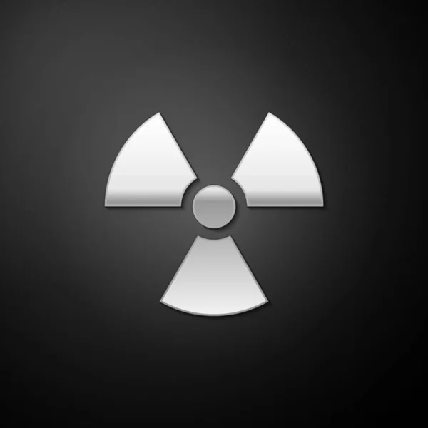 Icône Radioactive argent isolée sur fond noir. Symbole toxique radioactif. Signal de danger radiologique. Style ombre longue. Vecteur — Image vectorielle