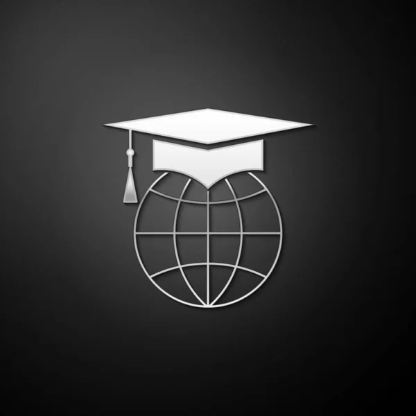 Tampa de graduação de prata no ícone do globo isolado no fundo preto. Símbolo da educação mundial. Aprendizagem online ou conceito de e-learning. Estilo de sombra longo. Vetor —  Vetores de Stock