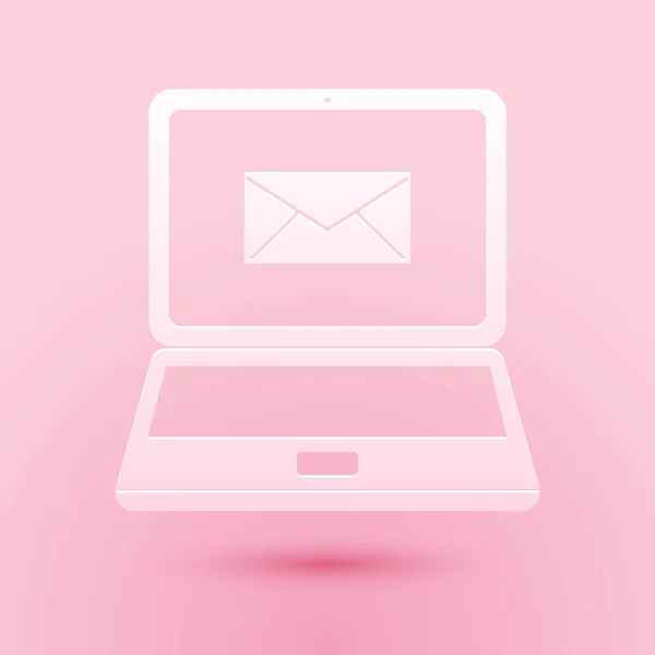 Papír vágott Laptop borítékkal és nyitott e-mail képernyőn ikon elszigetelt rózsaszín háttér. E-mail marketing, internetes hirdetési koncepciók. Papírművészeti stílus. Vektor — Stock Vector