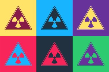 Radyasyon sembolü simgesi arkaplanda izole edilmiş Pop Art Triangle işareti. Vektör.