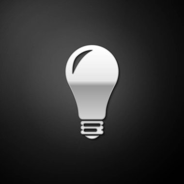 Siyah arkaplanda izole edilmiş gümüş ampul simgesi. Enerji ve fikir sembolü. Lamba elektrikli. Uzun gölge tarzı. Vektör.