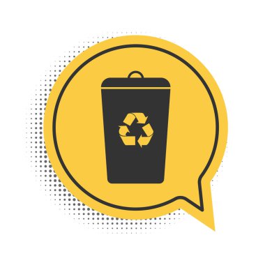 Beyaz arkaplanda izole edilmiş geri dönüşüm sembolü simgesi olan siyah geri dönüşüm kutusu. Çöp kutusu simgesi. Çöp kutusu tabelası. Geri dönüşüm sepeti işareti. Sarı konuşma balonu sembolü. Vektör.