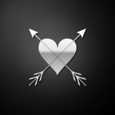 Siyah arka planda izole edilmiş ok ikonlu gümüş kalp. Sevgililer Günün kutlu olsun. Aşk tanrısı oku kalbe saplanmış. Aşk sembolü. Aşk sembolü. Uzun gölge tarzı. Vektör.