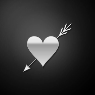 Siyah zemin üzerinde kalp ve ok simgesi olan Silver Amour sembolü. Aşk işareti. Sevgililer Günü sembolü. Uzun gölge tarzı. Vektör.