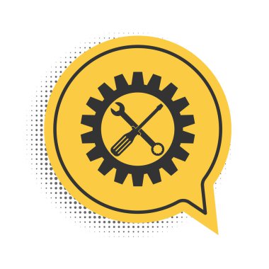 Siyah bakım sembolü - tornavida, anahtar ve çark simgesi beyaz arkaplanda izole edilmiş. Servis aracı sembolü. Simge ayarlanıyor. Sarı konuşma balonu sembolü. Vektör.