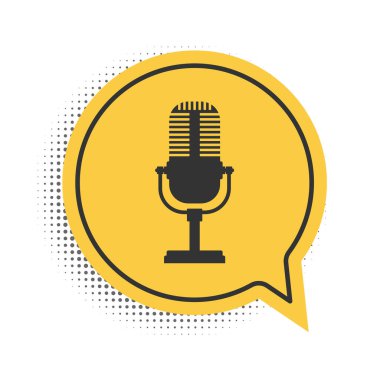 Beyaz arkaplanda siyah mikrofon simgesi izole edildi. Radyodaki mikrofondan. Sözcü işareti. Sarı konuşma balonu sembolü. Vektör.