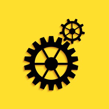 Sarı arkaplanda kara dişli simgesi izole edildi. Çarklı teçhizat ayarları. İşçi sembolü. Uzun gölge tarzı. Vektör.