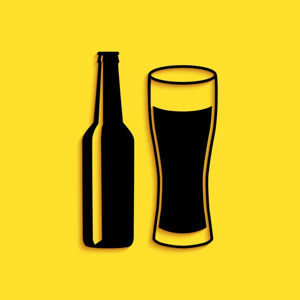 Schwarze Bierflasche Und Glassymbol Isoliert Auf Gelbem Hintergrund Symbol Für — Stockvektor