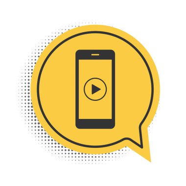 Ekran simgesinde çalma düğmesi olan siyah akıllı telefon beyaz arkaplanda izole edildi. Sarı konuşma balonu sembolü. Vektör.