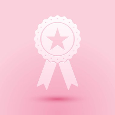 Pembe arka planda yıldız ve kurdele ikonu olan kağıt kesimi ödül madalyası. Kazanan başarı işareti. Şampiyon madalyası amblemi. Başarı sembolü. Kağıt sanatı tarzı. Vektör.