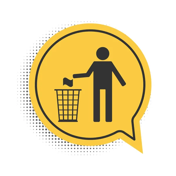 黑人把垃圾扔进被白色背景隔离的垃圾桶图标中 循环符号 黄色的语音泡沫符号 — 图库矢量图片