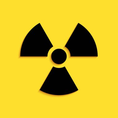 Sarı arkaplanda siyah radyoaktif simge izole edildi. Radyoaktif zehirli sembol. Radyasyon tehlikesi işareti. Uzun gölge tarzı. Vektör.
