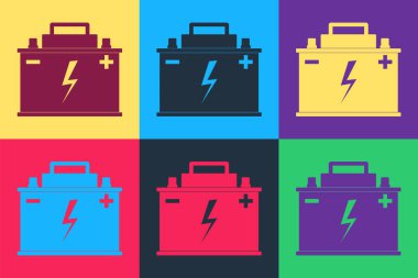 Pop Art Car akü simgesi renk arkaplanında izole edildi. Akümülatör bataryası enerji ve elektrik akümülatörü bataryası. Şimşek sembolü. Vektör.