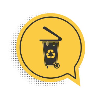 Beyaz arkaplanda izole edilmiş geri dönüşüm sembolü simgesi olan siyah geri dönüşüm kutusu. Çöp kutusu simgesi. Çöp kutusu tabelası. Sepet simgesini geri dönüştür. Sarı konuşma balonu sembolü. Vektör.