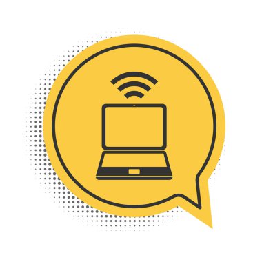 Siyah Laptop ve ücretsiz kablosuz bağlantı simgesi beyaz arkaplanda izole edildi. Kablosuz teknoloji, kablosuz bağlantı, kablosuz ağ. Sarı konuşma balonu sembolü. Vektör.