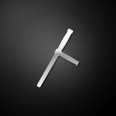 Gümüş Polis copu simgesi siyah arka planda izole edildi. Kauçuk copu. Polis yarasası. Polis ekipmanları. Uzun gölge tarzı. Vektör.