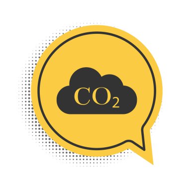 Bulut simgesindeki siyah CO2 emisyonları beyaz arka planda izole edildi. Karbondioksit formülü sembolü, duman kirliliği konsepti, çevre, yanma ürünleri. Sarı konuşma balonu sembolü. Vektör.