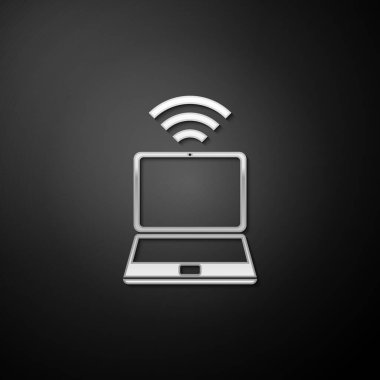 Gümüş Laptop ve ücretsiz kablosuz bağlantı simgesi siyah arkaplanda izole edildi. Kablosuz teknoloji, kablosuz bağlantı, kablosuz ağ. Uzun gölge tarzı. Vektör.
