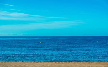 İspanya seavies yaz aylarında. Mavi plaj dalgalar. İspanya Tatil.