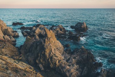 Bir Lloret de mar şehir manzaraları. Costa Brava İspanya tatil. Yaz aylarında gün batımı. Sandy beach. Tonda fotoğraf.