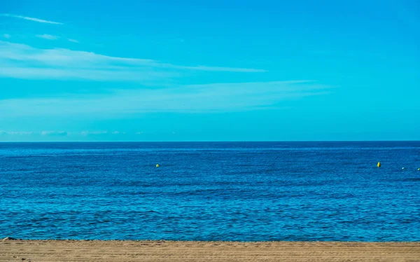 İspanya seavies yaz aylarında. Mavi plaj dalgalar. İspanya Tatil.