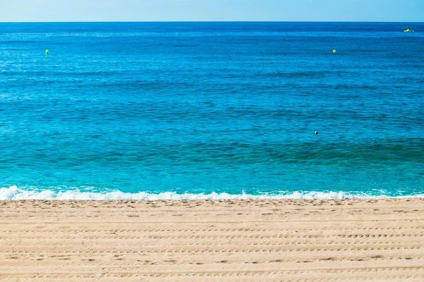 İspanya seavies yaz aylarında. Mavi plaj dalgalar. İspanya Tatil.