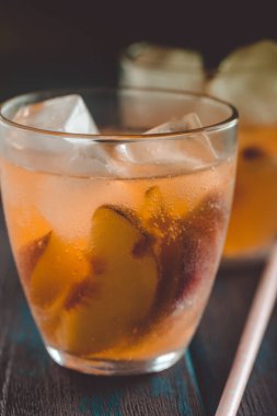 Ahşap masa üzerinde şeftali dilimleri ile şeftali aperol spritz. Yaz kokteylleri. Şeftali soğuk limonata.