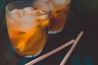 Ahşap masa üzerinde şeftali dilimleri ile şeftali aperol spritz. Yaz kokteylleri. Şeftali soğuk limonata.