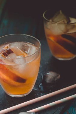 Ahşap masa üzerinde şeftali dilimleri ile şeftali aperol spritz. Yaz kokteylleri. Şeftali soğuk limonata.