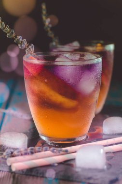 Şeftali aperol spritz şeftali dilimleri ve ahşap masa üzerinde Lavanta suyu ile. Yaz kokteylleri.