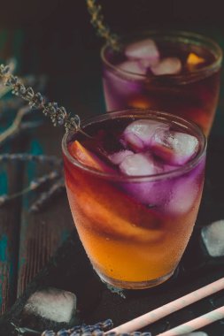Şeftali aperol spritz şeftali dilimleri ve ahşap masa üzerinde Lavanta suyu ile. Yaz kokteylleri.