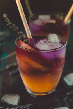 Şeftali aperol spritz şeftali dilimleri ve ahşap masa üzerinde Lavanta suyu ile. Yaz kokteylleri.