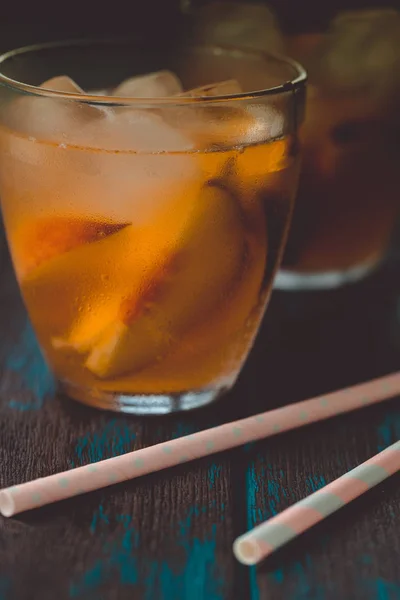 책상에 복숭아 조각으로 복숭아 Aperol 여름의 칵테일 복숭아 레모네이드 — 스톡 사진