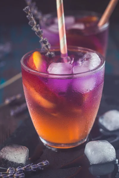 Şeftali aperol spritz şeftali dilimleri ve ahşap masa üzerinde Lavanta suyu ile. Yaz kokteylleri.
