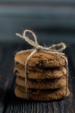 Klasik çikolata parçalı kurabiye. Amerikan kurabiyeler. Tonda fotoğraf. Rustik tarzı.