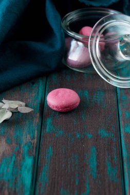 Grup macarons çilek, krema, çikolata ve yaban mersini yaptı. Rustik fotoğraf.