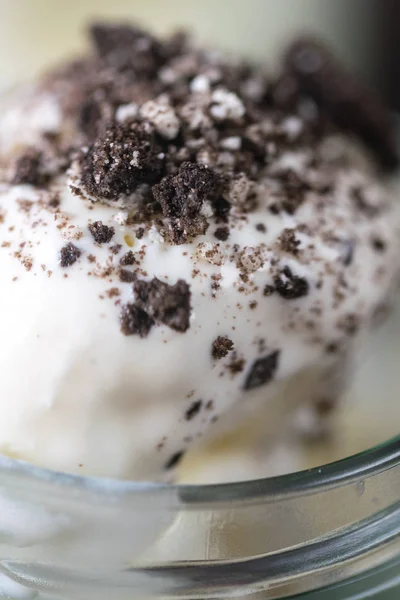 Es krim dengan kue cokelat dalam toples kaca . — Stok Foto