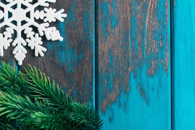 Kar tanesi Noel ağacı oyuncak ahşap rustik masa üzerinde. Noel dekorasyonu. Vintage tarzı Noel.