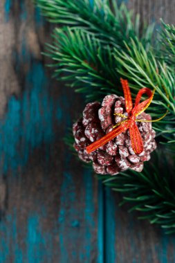 Ahşap rustik masa üzerinde koniler ile çam dalları. Noel dekorasyon.